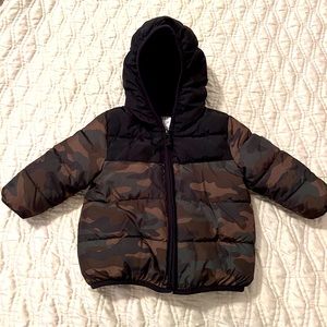 Gap Infant Fleece-lines Puffer Jacket in Camo - size 12-18months